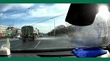 但凡有点爱心也不会这么开洒水车，但愿电动车大姐也能长记性