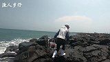 退潮一片危险“乱礁石”，搁浅大堆好货在石缝，乡仔这次捡太过瘾