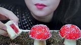 美女试吃蘑菇形蛋糕，可食用的土壤