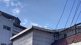 飞机的低空跨越楼顶行驶，太震撼了