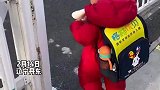 女儿头一次上学不哭不闹，背着书包潇洒往里走