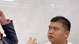 新郎与伴郎玩传纸片游戏