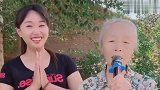 70岁老太太唱一首老歌，非常好听