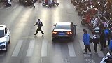 安徽池州：危险！醉驾司机放学高峰抢红灯，学生“神躲避”
