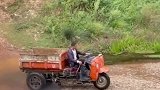 农村版越野，本以为能大力出奇迹，下一秒出乎预料