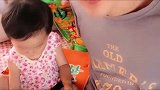 虎爸用空箱子套路女儿，以为宝宝会有出乎意料的反应，结果愣了