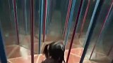 宝妈带娃走迷宫，女孩看不清被玻璃撞倒