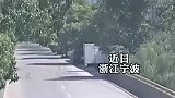 小车超车车速过快，道路有坡度，直接起飞落地