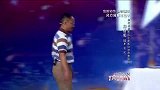 土家族大叔表演飞刀绝技，不断挑战高难度，评委看得胆战心惊
