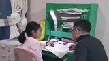 爸爸一辅导女儿学习，就会被气成这样，这锅为娘可不接！