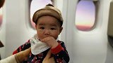 李艾首次带儿子坐飞机，6个月灯泡系围兜吃手手萌态十足
