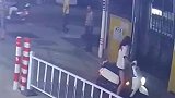 摩托车路边突然起火，16岁女孩毫不犹豫上前救火