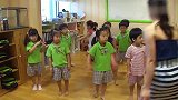 幼儿园给孩子们请的英文老师，孩子们特别喜欢和她一起玩游戏