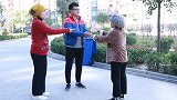 母亲生病急用钱，儿子每天都带三百块回家，母亲跟过去惊喜来了