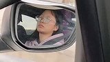 小姐姐偷拍到室友看到帅哥的样子，这情绪转变也太快了