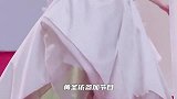 黄圣依参加节目，女星帮她提鞋，孟佳帮她拿咖啡，却被节目组打脸