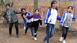 傻妞和妹妹玩超大步，傻妞不小心把妹妹摔倒，没想到妹妹喊来妈妈