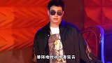 潘玮柏妻子晒新年自拍，比剪刀手告别过往，风格变的成熟又稳重