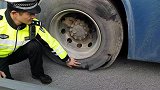 高速路爆胎该叫救援还是自己换胎？听交警一分析，应该早点收藏