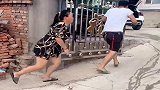 一家三口去娘家玩，结果一进门爸妈做出这举动，太扎心了！