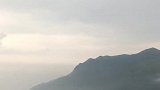 现在的武功山，雾稍微散了一会，云海出来了
