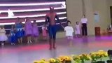 爸爸装扮成蜘蛛侠，出席女儿的幼儿园活动