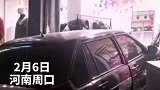 女子跳绳拍下背后轿车失控冲进店面 意外