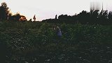 宝宝回老家，跟着奶奶下地干活，左看看右瞅瞅，古灵精怪的真可爱