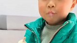 小气鬼，这么大一块雪糕只让妈妈舔一下。