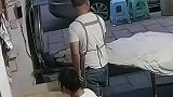 夫妻店里发生口角，丈夫突然暴怒摔锅具