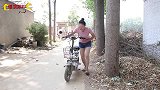 爆笑喜剧：美女停车上厕所，发现小偷要偷车，看美女如何智斗小偷