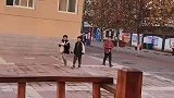 一群小男孩养流浪猫猫咪被抱着非常安静