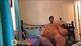 恶作剧：哥哥扮成巨大的泰迪熊，偷偷把回家的妹妹整蛊
