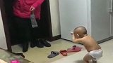 一听见大姨来了，萌娃连衣服都来不及穿，就去献殷勤，哈哈