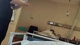 女子住院期间丈夫陪护，丈夫同隔壁病床的女子聊得不亦说乎