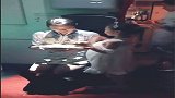 成都飞往西安的航班，小女孩一个人坐飞机，空姐全程细心呵护