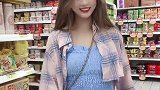 美女小姐姐身穿时尚包臀裙，很显优雅甜美气息!