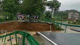 湖北罗田强降雨引发山洪，部分道路、河渠被冲毁 消防紧急排险