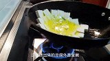 把油条放在豆腐中，瞬间变成美味家常菜，做法简单，口味独特