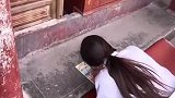 女子在武当山财神殿前长跪，走近一看原来是在玩刮刮乐！