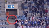巧合？国足丢球最大亮点 韩国球场惊现老鼠被大猫追杀