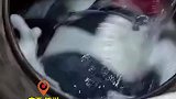 男子在工地用水泥搅拌机洗工装
