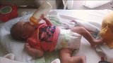 才出生2周的小宝宝，竟然能自己喝奶，吸食的声音太萌了
