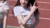 女生运动会跳舞，笑容甜美令人心动，网友：美的不仅是人是青春