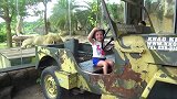 小朋友开上了越野敞篷车，很拉风的样子，注意安全驾驶哦！