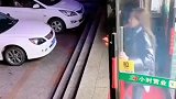 热狗掉了不要怕，吹干净给不知情的朋友吃