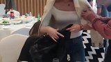 姑娘们这波操作很溜，男同胞表示再也不跟你们一起吃饭了！