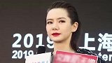 叫“戚哥”叫对了戚薇衣领低到肚脐，却啥也露不出来，大哥本哥