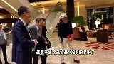 102岁杨振宁携妻子翁帆出席活动，步伐矫健状态佳，两人全程牵手