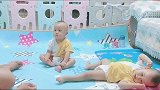 爸爸和龙凤胎兄妹互动，哥哥模仿爸爸的动作太到位了，妹妹傻眼了